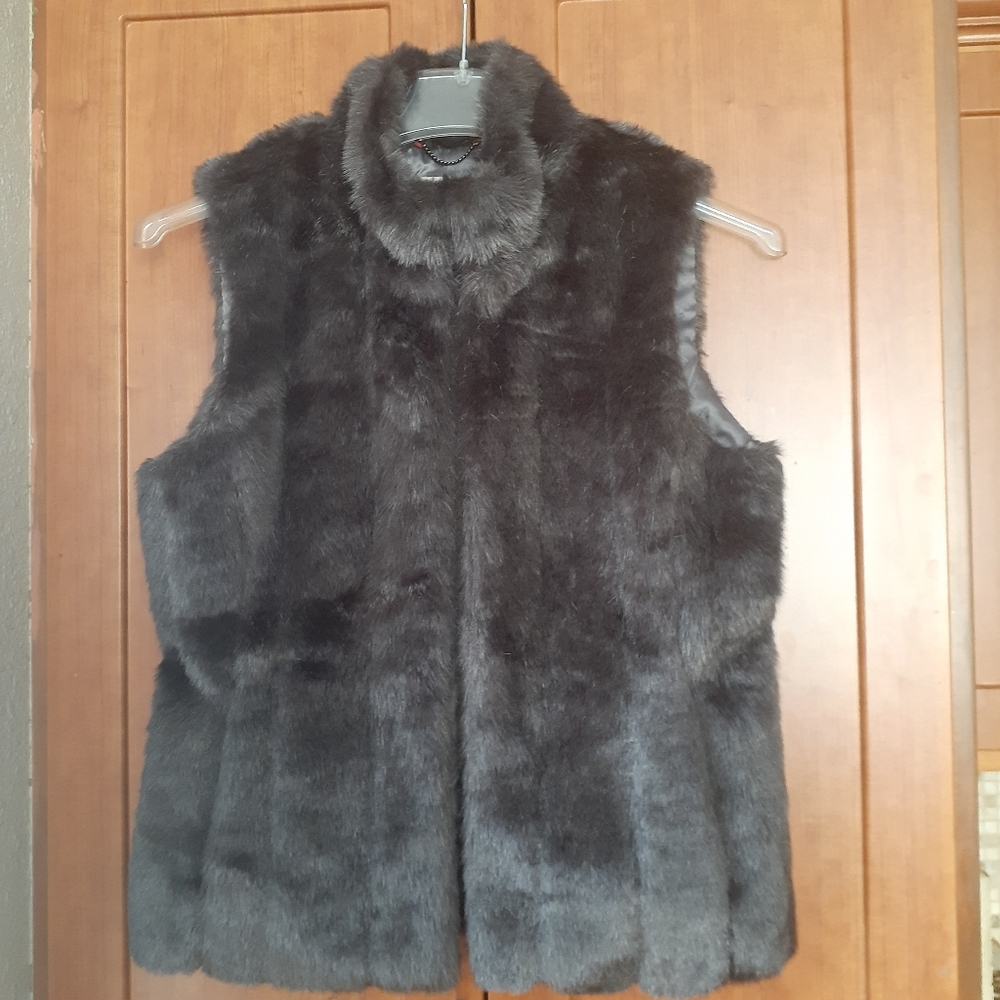 2️⃣ Banana Republic. women’s vest